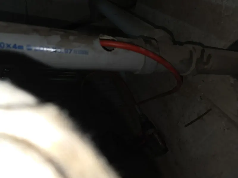부산 어두운 배관 아래 작업 구멍에 넣은 장비 줄