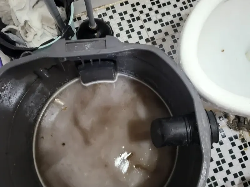 부산 석션 장비 통에 모인 오수